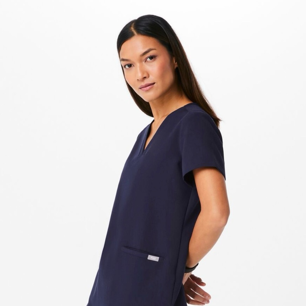 Figs Casma Three Pocket Scrub Top in Navy Blue- XXS - Picture 3 of 6